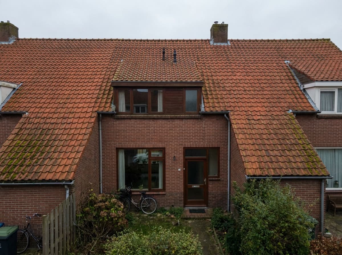 Rijwoning met leeg verweerd dak voor installatie
