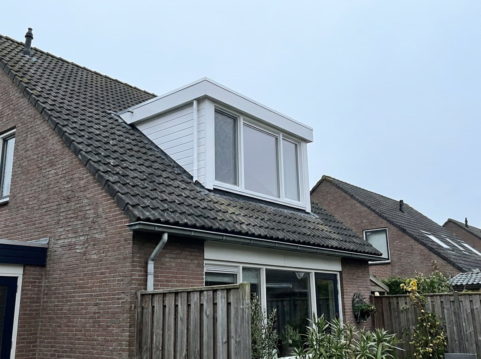 Kunststof dakkapel bij een Nederlandse woning