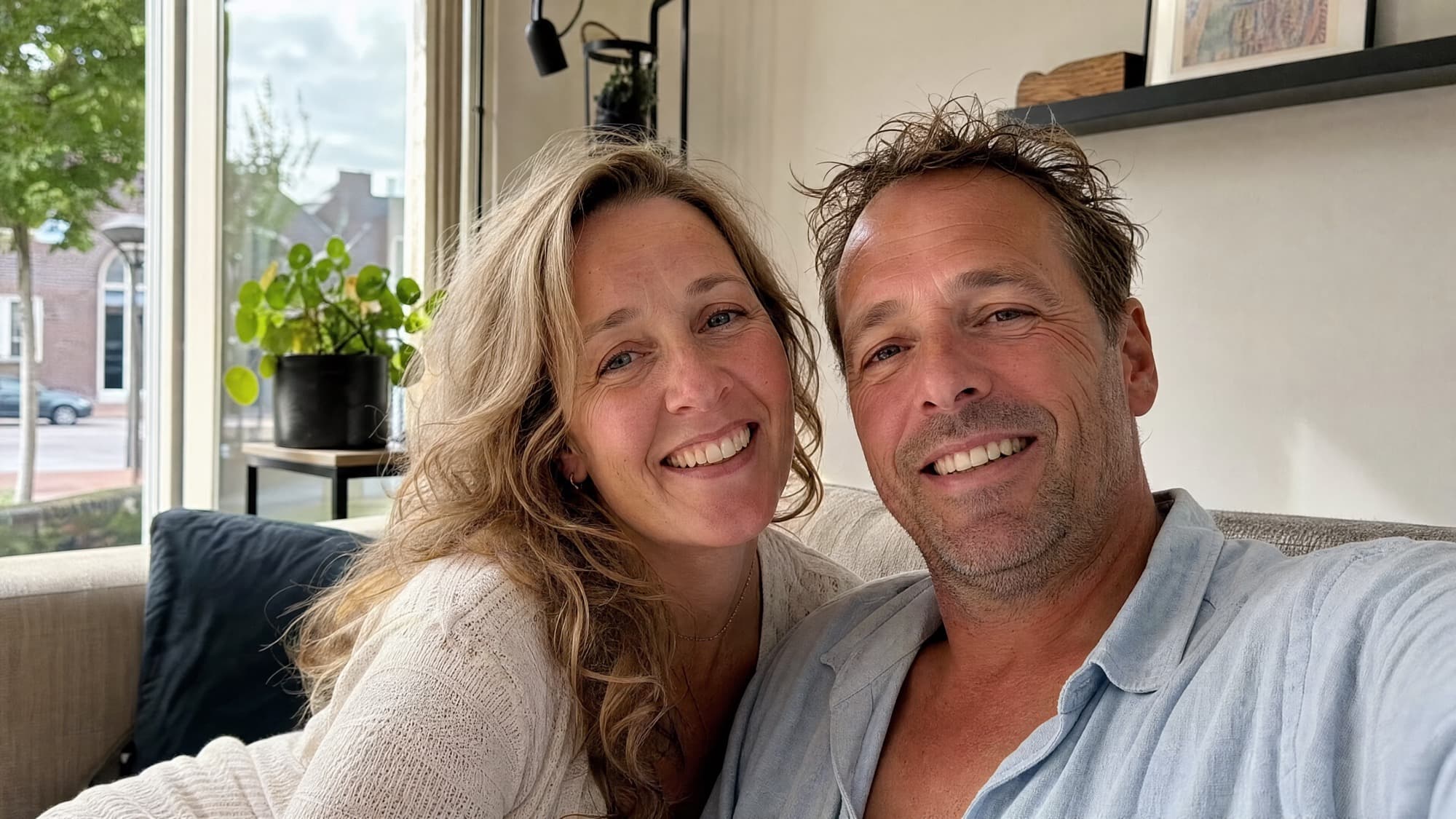 Een gezin geniet samen van een kop koffie in een lichte huiskamer